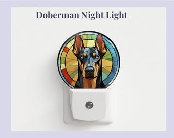 Pode incluir: Uma luz noturna com um design de vitral de um cão Doberman com uma pelagem preta e marrom. A luz noturna é branca e tem uma forma redonda.
