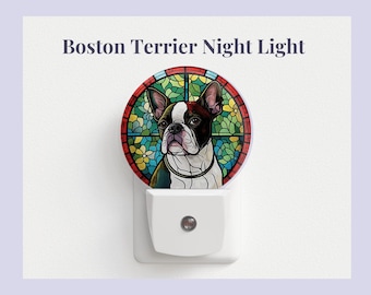 Pode incluir: Uma luz noturna branca com um design de vitral que apresenta um cão Boston Terrier. O design de vitral tem um esquema de cores vermelho, amarelo, verde e azul.