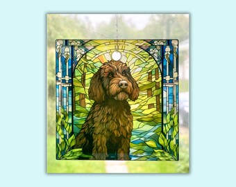 Pode incluir: Um vitral decorativo com um cão castanho numa cena de floresta. O cão está centrado, com um pelo detalhado e uma expressão atenta. O fundo inclui folhagem verde, um sol amarelo e detalhes azuis, tudo emoldurado numa borda decorativa.