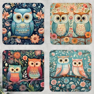Peut inclure: Quatre sous-verres carrés représentant des hiboux colorés avec des motifs floraux. Chaque sous-verre présente un design de hibou différent avec un mélange de couleurs bleues, vertes, oranges et roses.