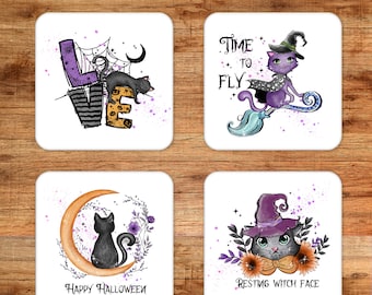 Pode incluir: Conjunto de quatro bases quadradas com desenhos temáticos de Halloween. Cada base apresenta uma imagem diferente de um gato preto, bruxa ou texto relacionado. Os desenhos incluem um gato na lua crescente e as palavras "LOVE" e "RESTING WITCH FACE".
