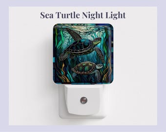 Pode incluir: Uma luz noturna branca com um design de tomada apresenta uma imagem colorida de duas tartarugas marinhas nadando em uma cena oceânica azul e verde.