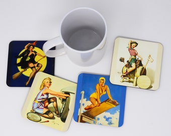 Pode incluir: Conjunto de quatro  tapetes quadrados com ilustrações vintage de estilo pin-up de mulheres em várias poses. Os tapetes são feitos de um material duro e durável e têm um acabamento brilhante.