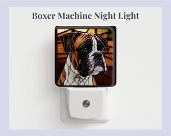 Pode incluir: Uma luz noturna com uma imagem de vitral de um cão Boxer com manchas marrons, pretas e brancas. O cão está olhando para a direita da imagem. A luz noturna é branca e tem um botão redondo na frente.