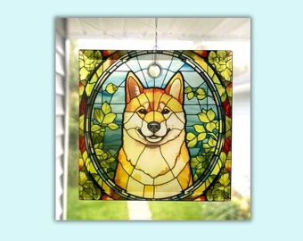 Pode incluir: Uma janela de vitral pendurada com um cão Shiba Inu em uma moldura circular. O cão é marrom e branco com um fundo amarelo. A moldura é cercada por folhas verdes e flores.