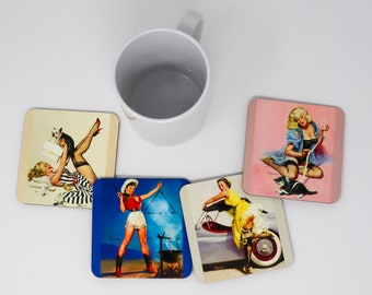 Pode incluir: Quatro  tapetes quadrados com imagens de mulheres no estilo pin-up. Cada tapete apresenta uma mulher diferente em uma pose diferente. Os tapetes são feitos de um material resistente e têm um acabamento brilhante.