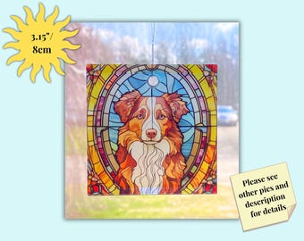 Pode incluir: Uma janela de vitral pendurada com uma imagem colorida de um cão castanho e branco sobre um fundo azul. O cão está em estilo vitral com uma auréola em torno da cabeça. A janela tem 8 cm de diâmetro.
