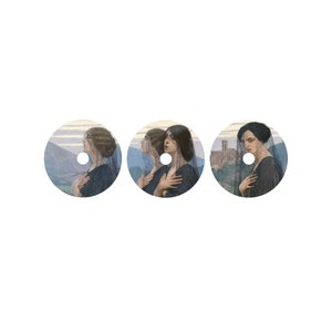 Peut inclure: Trois images circulaires représentant des femmes en robes noires et voiles, avec un fond de paysage. La première image montre une femme regardant vers la droite, la deuxième image montre deux femmes regardant vers la droite, et la troisième image montre une femme regardant vers la gauche.