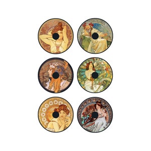 Op de afbeelding: Zes ronde, kleurrijke, decoratieve stickers met Art Nouveau-stijl illustraties van vrouwen met bloemen- en geometrische patronen.