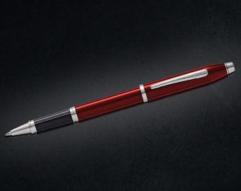 Bolígrafo Roller Cross Century II / Punta mediana / Barril rojo y cromado / Tinta negra / Caja de regalo / Bolígrafos lisos / Papelería para trabajo de oficina, etc.