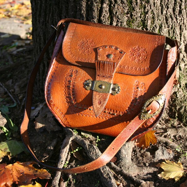 Tooled leather bag, distressed leather bag, vintage brown tooled leather bag, boho shoulder bag, tooled leather handbag, 70s leather bag