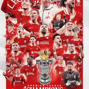 Könnte beinhalten: Eine Gruppe von Fußballspielern in rot-weißen Trikots feiert ihren Sieg. Die Spieler halten eine silberne Trophäe mit einer goldenen Krone. Das Logo des Teams, L.F.C., ist auf den Trikots und der Trophäe zu sehen. Die Worte "Premier League Champions" sind am unteren Rand des Bildes gedruckt.