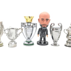 ManCity Treble Winners 22/23 + Super Cup Mini-Trophäen & Pep-Figur Sammlerstück