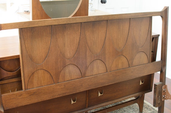 Broyhill brasilia dresser with mirror outlet