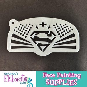 以下が含まれることがあります： スーパーマンのロゴ、星、太陽光線が描かれた、銀色のフェイスペイントステンシル。 ステンシルには、扱いやすいように小さな穴があり、フェイスペイント用品向けに設計されています。