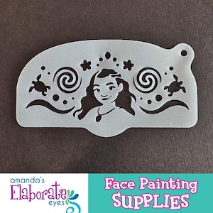 以下が含まれることがあります： 長いウェーブのかかった髪の毛の漫画の女性が、渦巻き、カメ、花に囲まれた、明るい灰色のフェイスペイントステンシル。 ステンシルは、上部に小さな穴のある湾曲した形状をしています。 テキスト「Face Painting SUPPLIES」が下にあります。