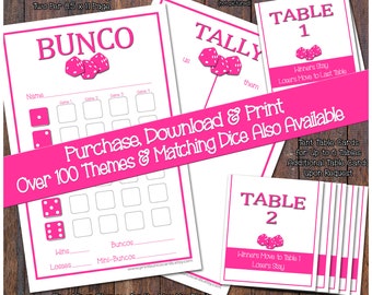 Può includere: Schede di punteggio e fogli di conteggio Bunco stampabili rosa e bianchi. Le schede di punteggio hanno un bordo rosa e il testo "Bunco" in grandi lettere rosa. I fogli di conteggio hanno un bordo rosa e il testo "Tally" in grandi lettere rosa. Il testo "Purchase, Download & Print Over 100 Themes & Matching Dice Also Available" è scritto in lettere rosa e bianche nella parte superiore dell'immagine.