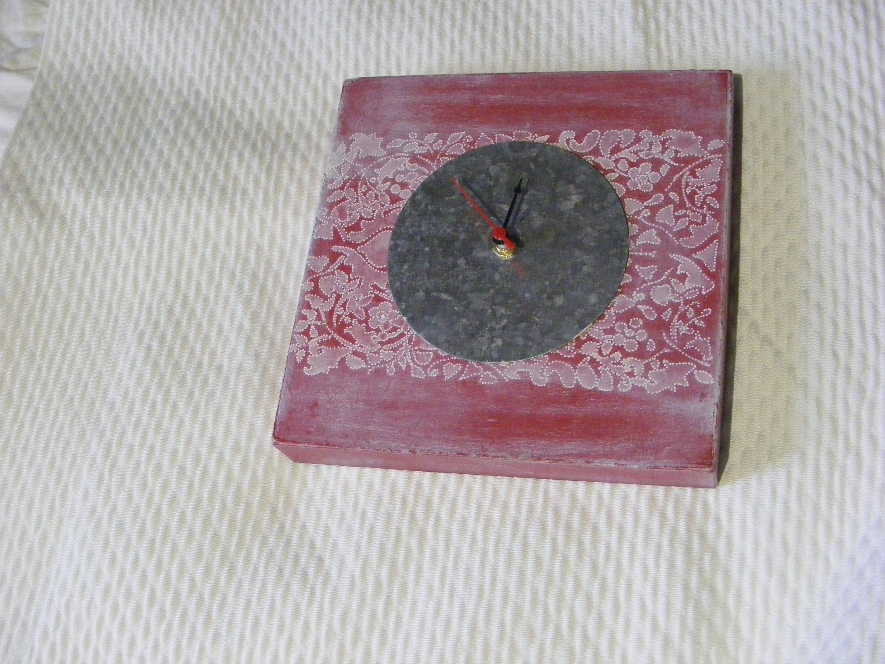 Horloge Rouge et Dentelle