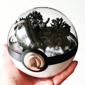 UMBREON (Duże 5,5 cala) Pokeball Diorama Terrarium - Wersja do spania