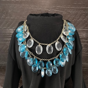 Vintage slabbetje statement choker ketting met lichtblauwe helderglazen ovale kralen, kroonluchter, vintage glamour-sieraden