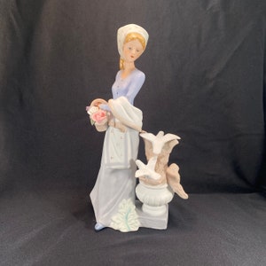 Porcelain Figurines Lady with Flowers Sculpted Statues, Handcrafts, Art Ware, Sculpture, Home Decor (Ornament, Decoration, Gift)