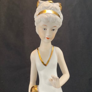 Porcelain Figurines Victorian Lady Sculpted Statue, Handcrafts, Art Ware, Sculpture, Home Décor (Ornament, Decoration, Gift)