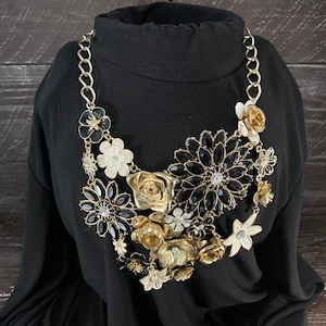 Bib Necklace, Choker Glamour Statement Jewelry Neck Decoration with Metal Flowers Black Rhinestones Large Bavette Necklace