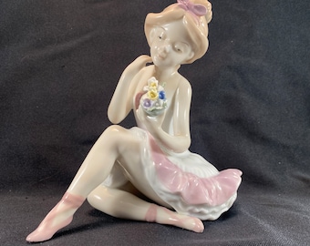 Ballerinafigur i porslin, balettdansös med blommor från 1980-talet