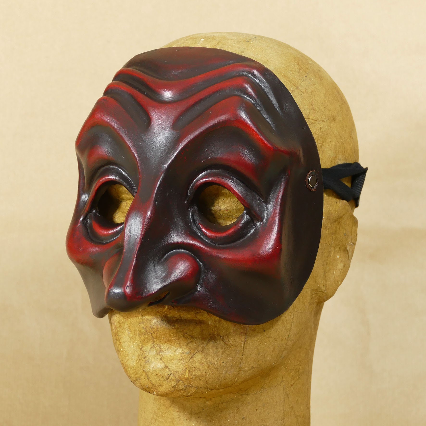 Комедия масок. Маски комедии дель арте. Commedia dell'Arte маски. Доктор маска комедии дель арте dottore. Неаполитанская маска.