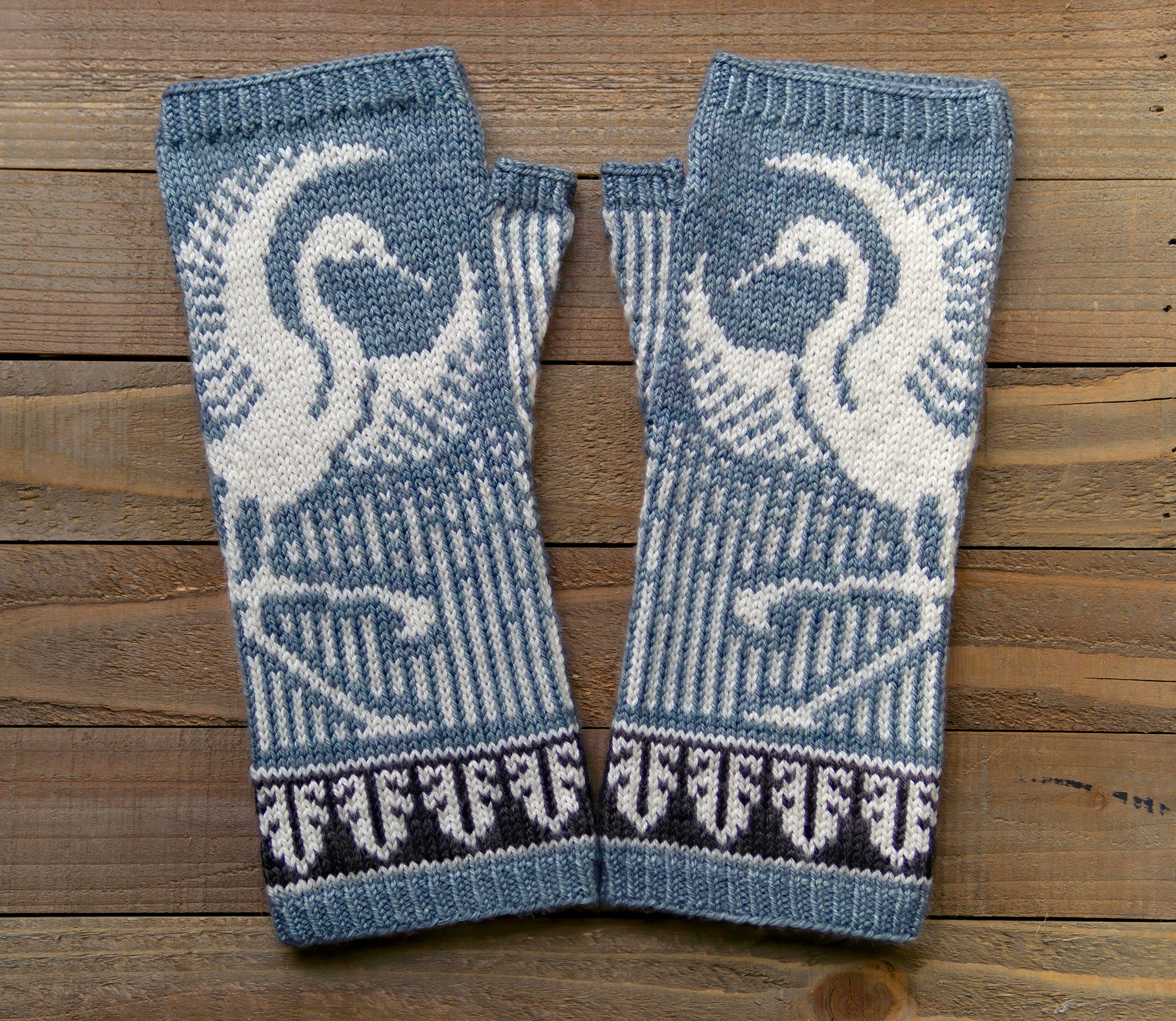 Magpie fingerless gloves (first self-invented pattern) : r/knitting