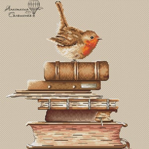 Puede incluir: Un petirrojo marrón y rojo posado en la parte superior de una pila de tres libros viejos y desgastados. Los libros están apilados uno encima del otro, siendo el libro superior el más grande. Los libros tienen una cubierta de cuero marrón con letras doradas y están ligeramente desgastados. El pájaro mira hacia la derecha. El fondo es de color beige claro.