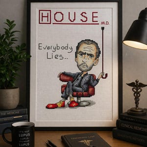 Puede incluir: Arte de punto de cruz enmarcado con una caricatura del Dr. House de la serie de televisión. La obra de arte incluye el texto "HOUSE M.D." y "Everybody Lies." El personaje está sentado, sosteniendo un bastón. Una taza negra con texto y libros de medicina están en primer plano.