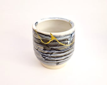 Kintsugi-theekom: handgemaakte Wabi Sabi-keramiekkunst - zwart-wit