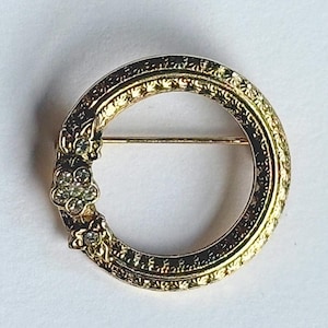 Vintage Circle Brooch - flower and leaves with rhinestone accents - gold tone - working safety clasp