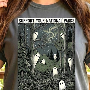 国立公園を応援しようTシャツ：不気味な森の幽霊Tシャツ、コテージコアゴスネイチャーシャツ、ヴィンテージスタイルのアウトドアTシャツ、コンフォートカラーズ