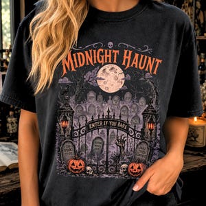 ハロウィン墓地シャツ：ミッドナイトホーンテッドコンフォートカラーズTシャツ、不気味な墓地ヴィンテージハロウィンシャツ、ゴシックパンプキンユニセックスTシャツ