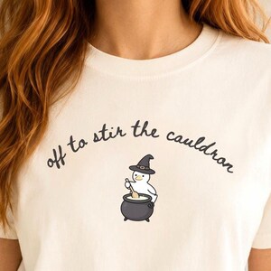 Camiseta de ganso bruja: Camiseta "Off To Stir the Cauldron", Camiseta feminista de Halloween con colores cómodos, Camiseta de ganso estilo cottagecore, Camiseta gráfica de bruja