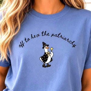 Maglietta Witch Goose: Off To Hex The Patriarchy Tee, maglietta femminista di Halloween dai colori confortevoli, maglietta cottagecore con oca, maglietta grafica da strega