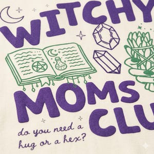 Witchy Moms Club Shirt: Grappig T-shirt voor heksenmoeders, T-shirt met de tekst "Heb je een knuffel nodig?", Cottagecore heksenshirt, Gothic cadeau voor moeders, Comfort Colors T-shirt afbeelding 7
