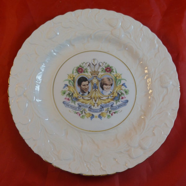 QUEEN'S Fine Bone China Plate to Commemorate wedding of Prince Charles & Lady Diana July 1981