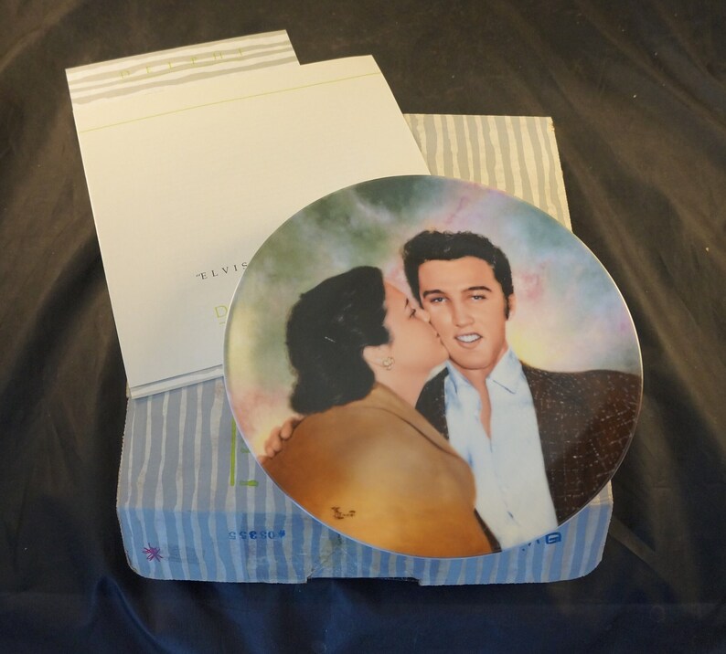 Elvis et Gladys Plate 5 dElvis Presley regardant la plaque Legend Delphi image 2