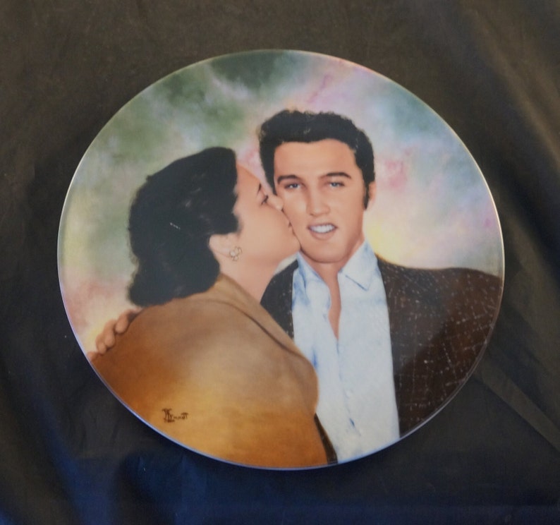 Elvis et Gladys Plate 5 dElvis Presley regardant la plaque Legend Delphi image 1