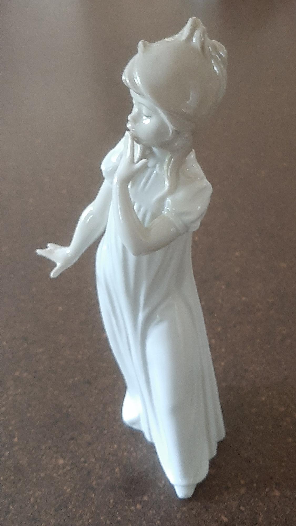 リヤドロ Lladro Nao by Lladro Girl Yawning Yawning Girl Figure NAO by Lladro Daisa 1977 Girl Female