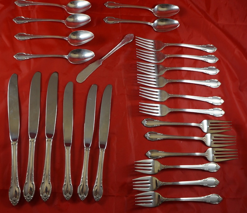 25 Pieces of Rogers 1847 REMEMBERANCE Silver Plate Flatware