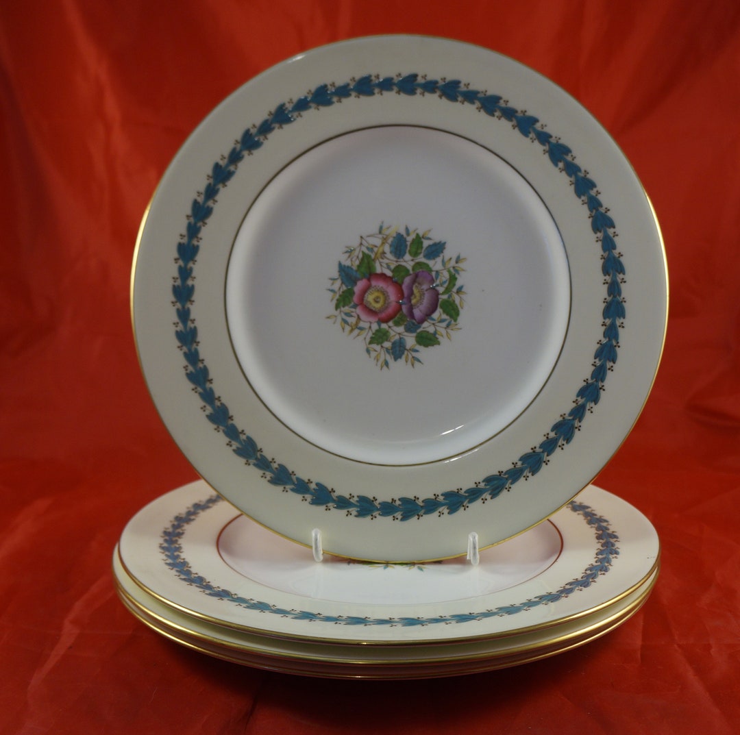 Lot of 4 Wedgwood Fine Bone China Dinner Plates in the Westland Pattern