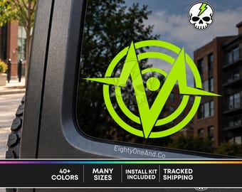 Puede incluir: Una calcomanía de vinilo verde lima con una letra M estilizada dentro de círculos concéntricos, aplicada en la ventana de un vehículo. Un pequeño icono de calavera blanca con un rayo verde se sitúa encima. El texto EightyOneAnd.Co es visible.