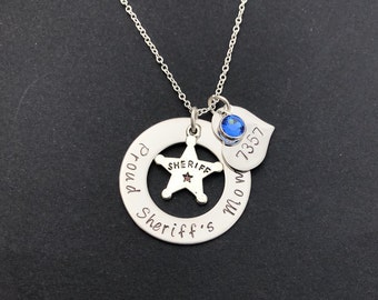 Polismyndighet - Stolt sheriffmamma - Anpassat halsband - Handstämplat - Biträdande sheriff - Fru - Flickvän - Mamma - Gåva till henne - Tunn blå linje - Gåva
