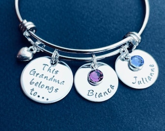 Regalo para la abuela - Pulsera estampada a mano de mamá o abuela o tía - Pulsera de brazalete - Joyería de la abuela - Esta abuela pertenece a - Personalizado