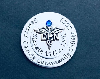 Épinglette d’infirmière personnalisée / LPN BSN RN / Épinglette d’infirmière / Étudiant en soins infirmiers / Cérémonie d’épinglage en soins infirmiers / Étudiant en médecine / Cadeau de remise des diplômes / Personnalisé