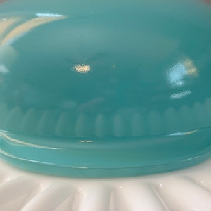 Pyrex Turquoise Round Cinderella Casserole 024 with Knob Lid 624 / 2 Quart image 4